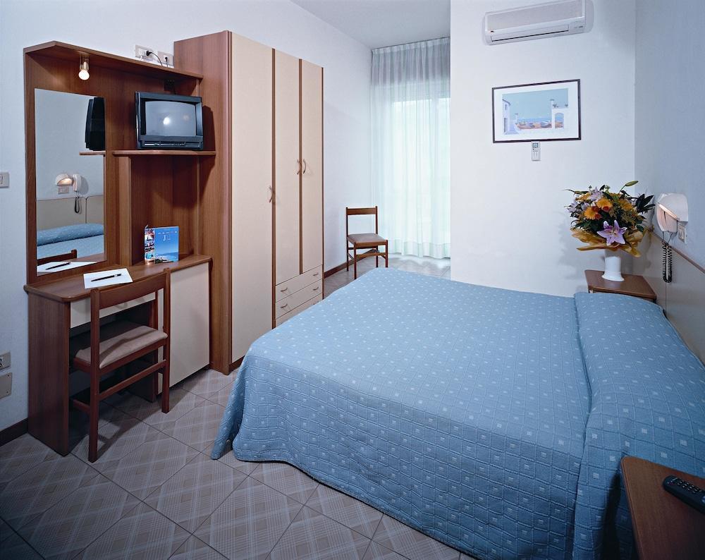 Hotel Madrid Ріміні Екстер'єр фото