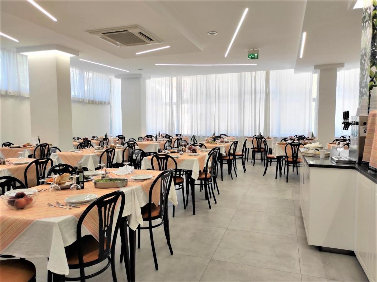 Hotel Madrid Ріміні Екстер'єр фото