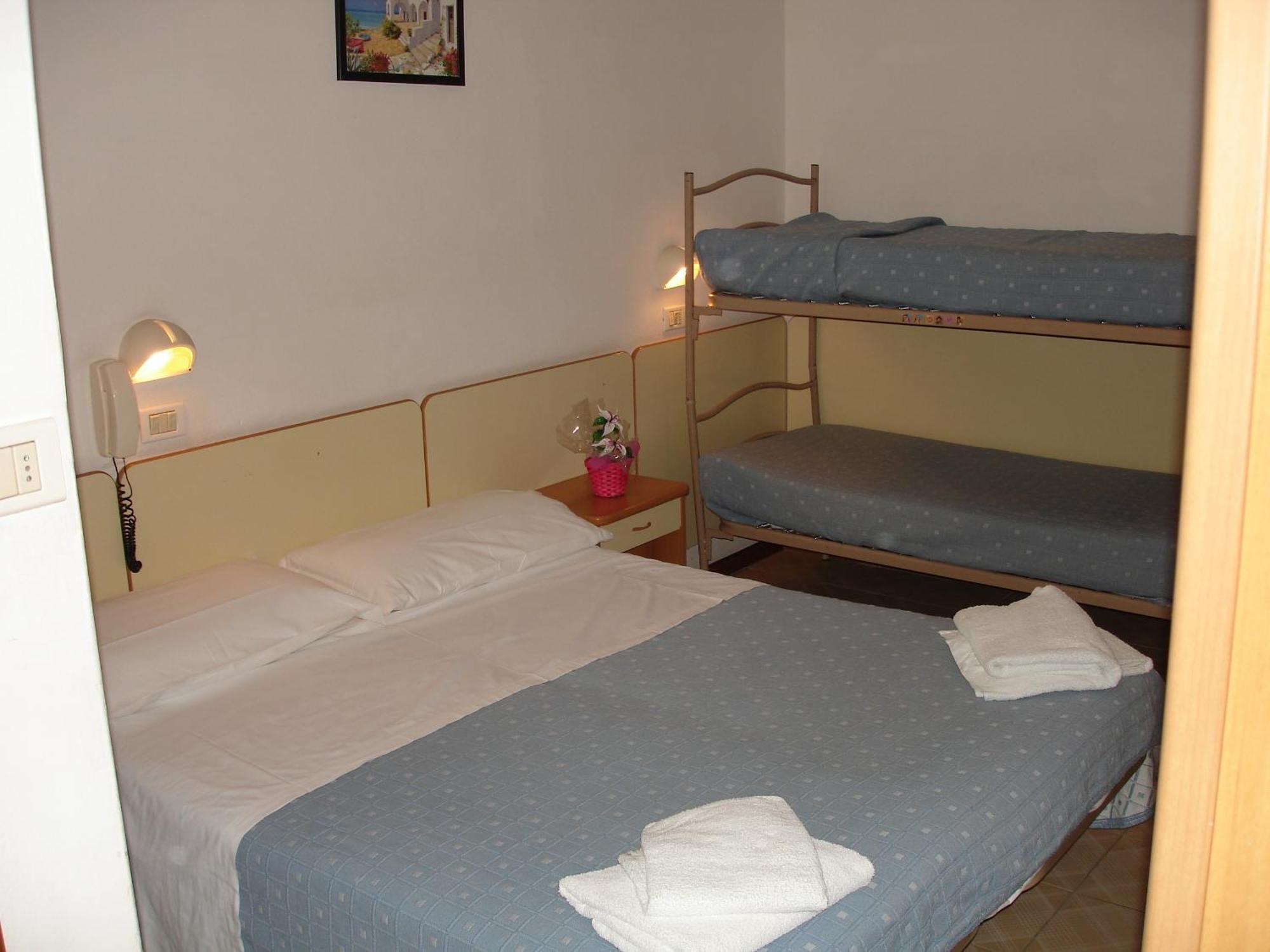 Hotel Madrid Ріміні Екстер'єр фото