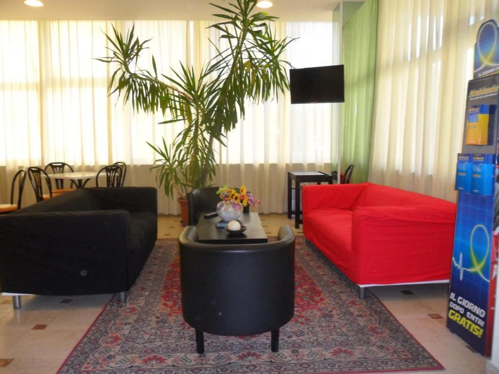 Hotel Madrid Ріміні Екстер'єр фото