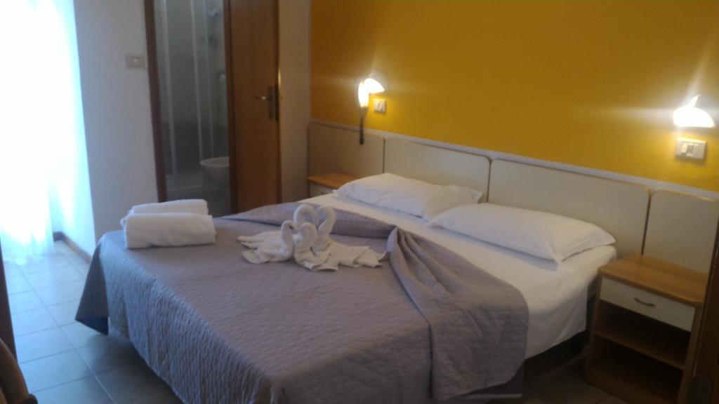 Hotel Madrid Ріміні Екстер'єр фото