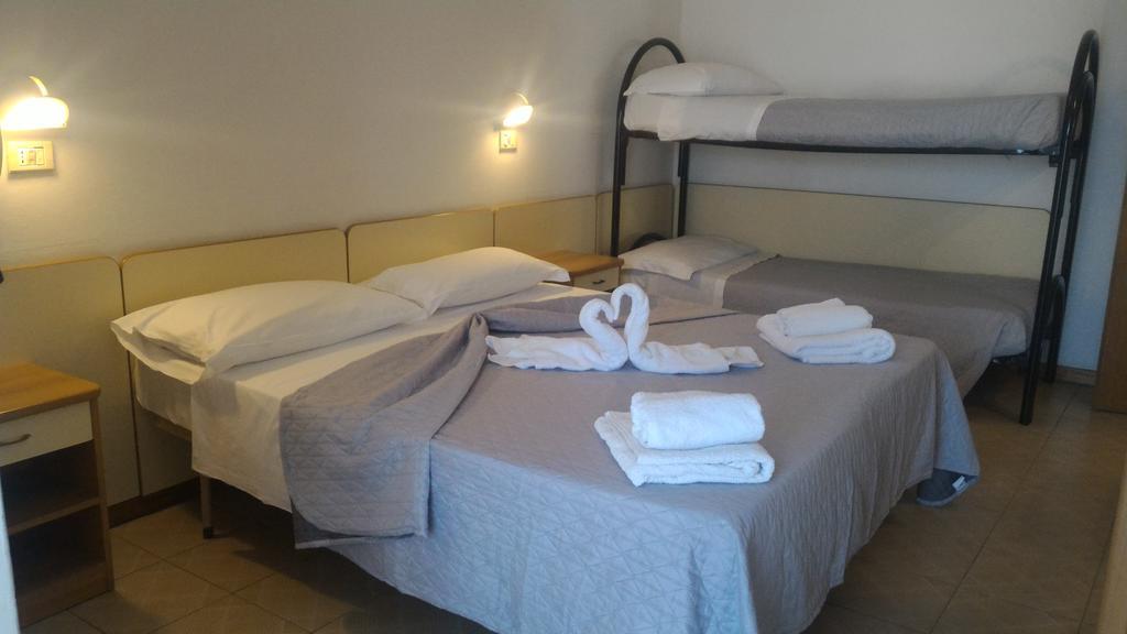 Hotel Madrid Ріміні Екстер'єр фото