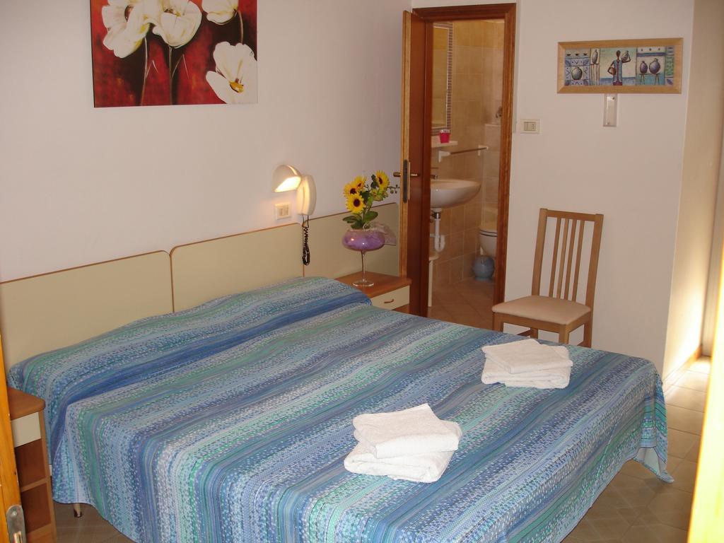 Hotel Madrid Ріміні Екстер'єр фото